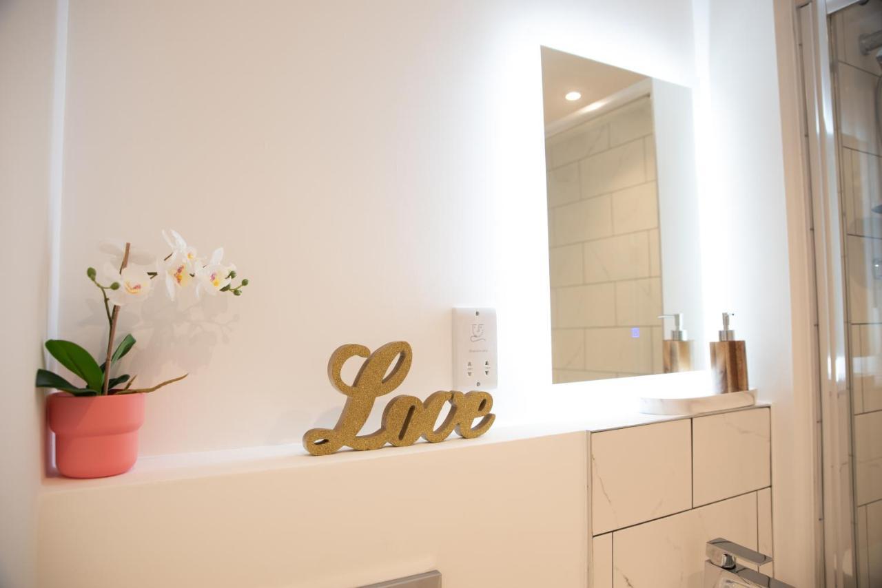 Welcome 4 Business Or Pleasure! Super Central Southampton 'City Vibes' # Stylish Apartment With Outside Space! 1-4 Guests Book Your City Break Or Pre-Cruise Stay! Close To Mayflower Theatre, Universities, Cruise Terminals, Hospitals & Shops! Dış mekan fotoğraf